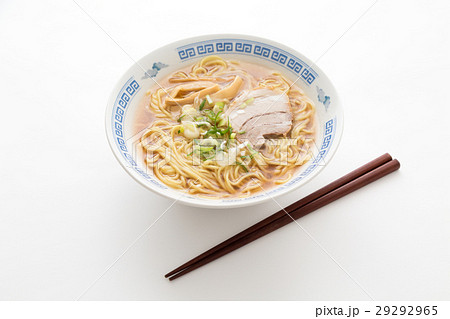 醤油ラーメン　白バック 29292965