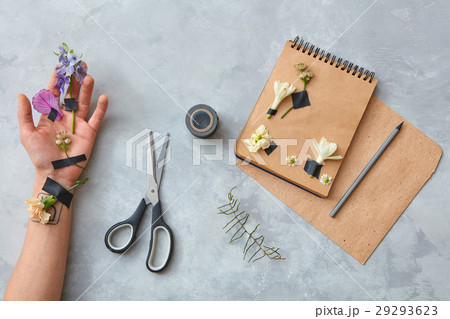 hand girl in flowers 29293623