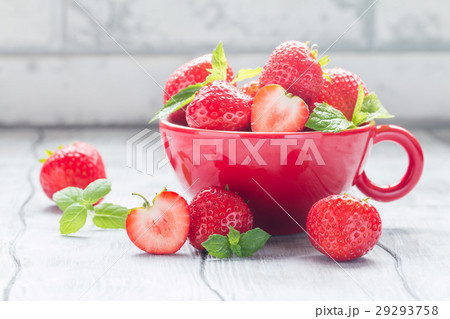 Fresh ripe strawberries in red bowl Fresh ripe strawberries in red bowl 29293758