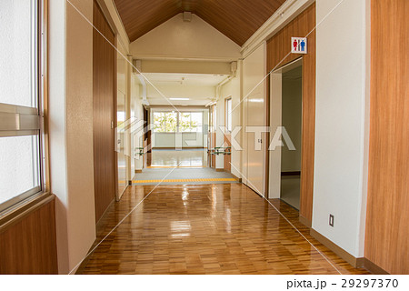 学校の廊下　フローリング 29297370