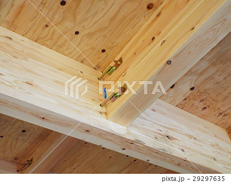 木造住宅で部材を直角に接合するには羽子板ボルトが便利です 29297635