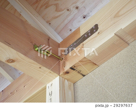 木造住宅で部材を直角に接合するには羽子板ボルトが便利です 木造住宅で部材を直角に接合するには羽子板ボルトが便利です 29297637