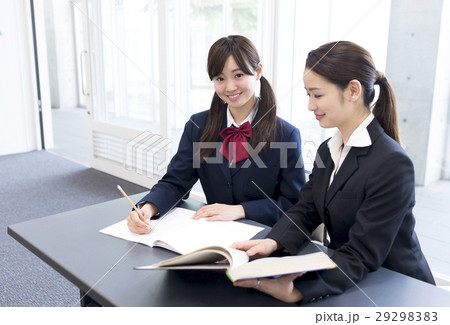 女子高校生と講師 29298383