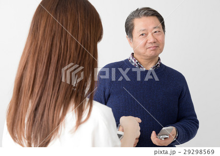 娘にスマートフォンを自慢される父親、親子 娘にスマートフォンを自慢される父親、親子 29298569