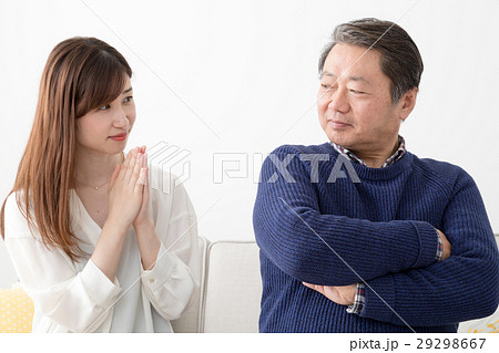 父親にお小遣いをねだる娘、手を合わせる、謝る、ごめんさない 父親にお小遣いをねだる娘、手を合わせる、謝る、ごめんさない 29298667
