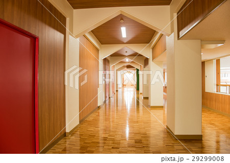 学校の廊下　フローリングの床 29299008