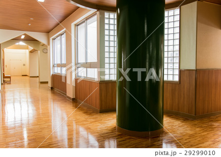 学校の廊下 フローリングの床 学校の廊下 フローリングの床 29299010
