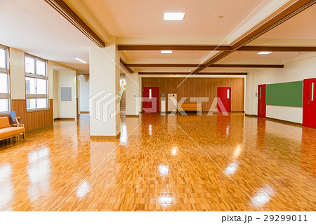 学校のホール フローリングの床 学校のホール フローリングの床 29299011