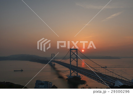 鳴門山展望台から見た大鳴門橋と朝日1 鳴門山展望台から見た大鳴門橋と朝日1 29300296