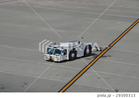 空港の牽引車 29300313