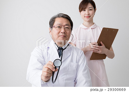 聴診器で患者を診る医者の写真素材