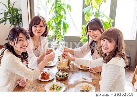 若い女性、女子会、4人、乾杯、レストラン 若い女性、女子会、4人、乾杯、レストラン 29302019
