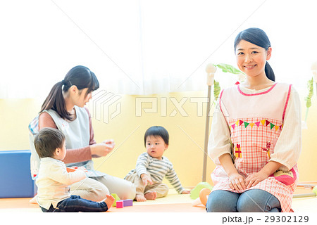 若い女性、保育士　撮影協力:RYOZAN PARK大塚 29302129