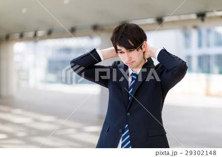 頭をかかえる男性 29302148