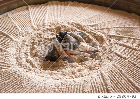 火鉢の炭火　 29304792