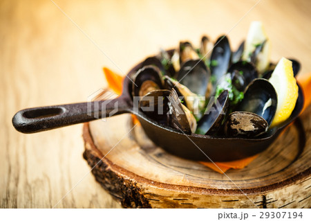 Steamed mussels with dressing 29307194
