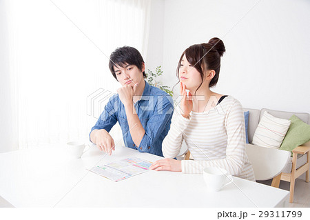 資料を見るカップル 資料を見るカップル 29311799
