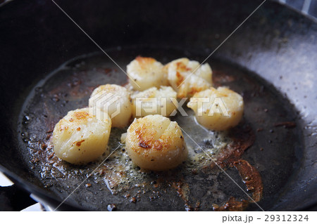 Scallops fried in pan Scallops fried in pan 29312324