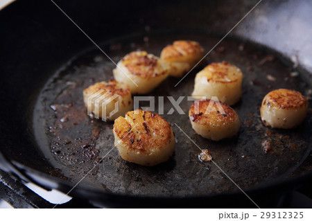 Scallops fried in pan 29312325