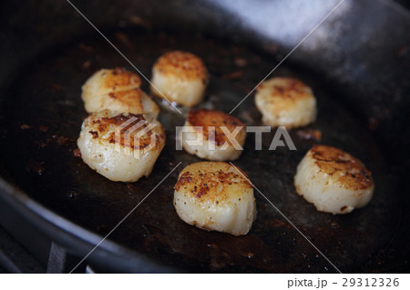 Scallops fried in pan Scallops fried in pan 29312326