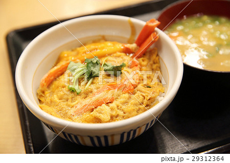Crab and eggs on rice and soup , Japanese food 29312364