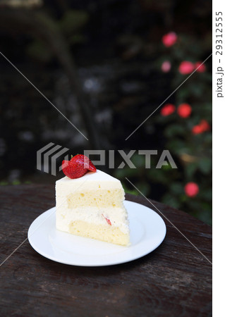 Strawberry cake on wood 29312555