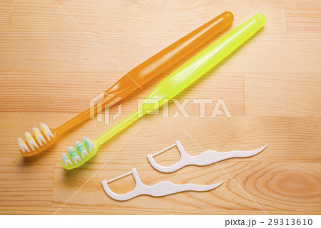 木のテーブルの上の歯ブラシとフロス 29313610