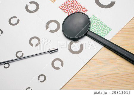 視力検査表の上の遮眼子と指示棒 視力検査表の上の遮眼子と指示棒 29313612