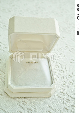 ダイヤモンドのついた婚約指輪(engagement ring with a diamond) ダイヤモンドのついた婚約指輪(engagement ring with a diamond) 29313636