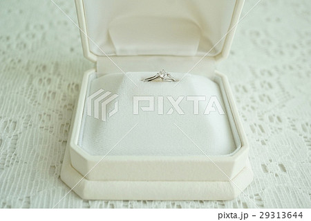 ダイヤモンドのついた婚約指輪(engagement ring with a diamond) ダイヤモンドのついた婚約指輪(engagement ring with a diamond) 29313644