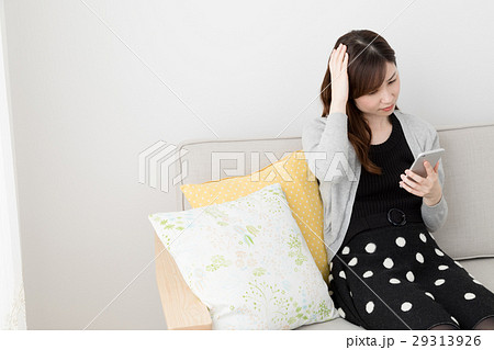 頭をかかえる女性、スマートフォン、携帯電話 29313926