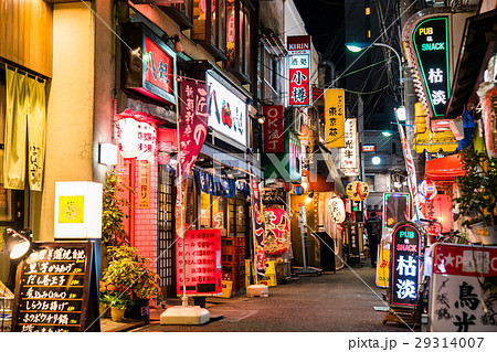 東京都 赤羽 レトロな飲み屋が並ぶ風景の写真素材