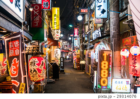 東京都 赤羽 レトロな飲み屋が並ぶ風景の写真素材