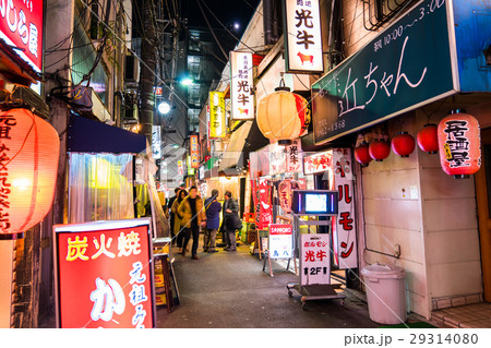 東京都 赤羽 レトロな飲み屋が並ぶ風景の写真素材