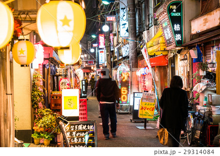 《東京都》赤羽・レトロな飲み屋が並ぶ風景 29314084