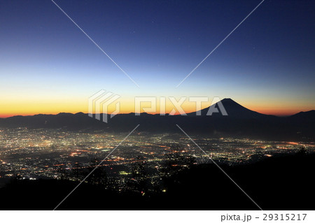 甘利山から見る富士山と韮崎市の夜明け 甘利山から見る富士山と韮崎市の夜明け 29315217
