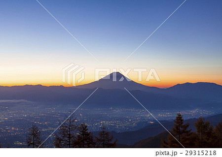 甘利山から見る富士山と韮崎市の夜明け 29315218