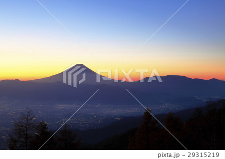 甘利山から見る富士山と韮崎市の夜明け 29315219