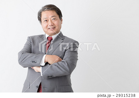 腕を組むビジネスマン、考える、悩む、中年男性 腕を組むビジネスマン、考える、悩む、中年男性 29315238