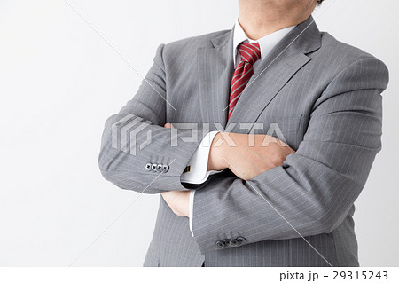 腕を組むビジネスマン、考える、悩む、中年男性 29315243