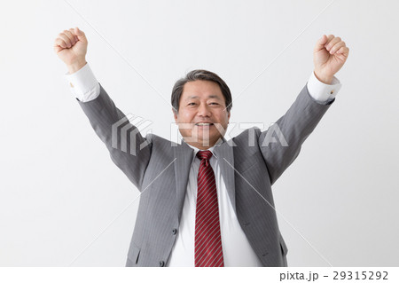 ガッツポーズ、万歳をするビジネスマン、中年男性 29315292