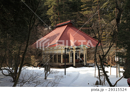 雪解けを待つ清水寺　長野県山形村 29315524