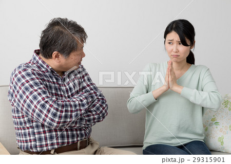 父親に謝る娘、激怒する父親 29315901