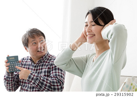 電卓を見せる父親、耳をふさぐ娘、喧嘩、説教 29315902