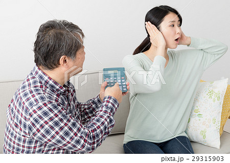 電卓を見せる父親、耳をふさぐ娘、喧嘩、説教 29315903