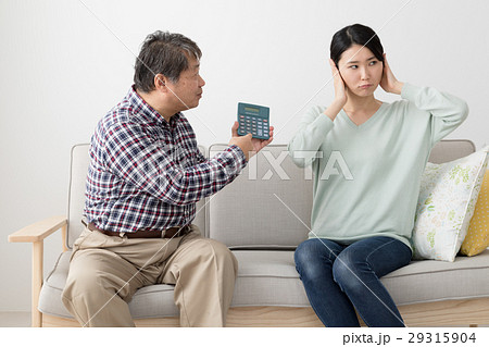 電卓を見せる父親、耳をふさぐ娘、喧嘩、説教 29315904