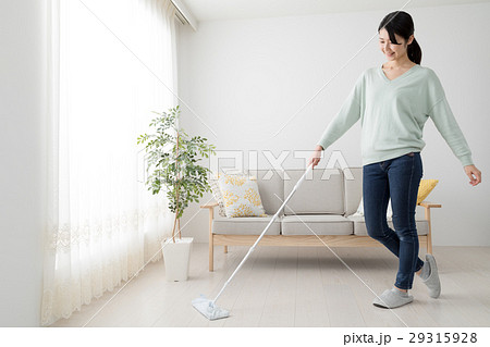 床拭きをする女性、ワイパー、部屋、ソファー 29315928