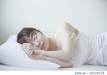 眠る 女性 眠る 女性 29316328