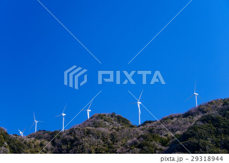 【奥石廊崎】山の上に建設された風力発電風車 【奥石廊崎】山の上に建設された風力発電風車 29318944