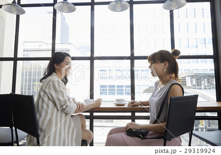 The bussinesswoman is working with her customer The bussinesswoman is working with her customer 29319924